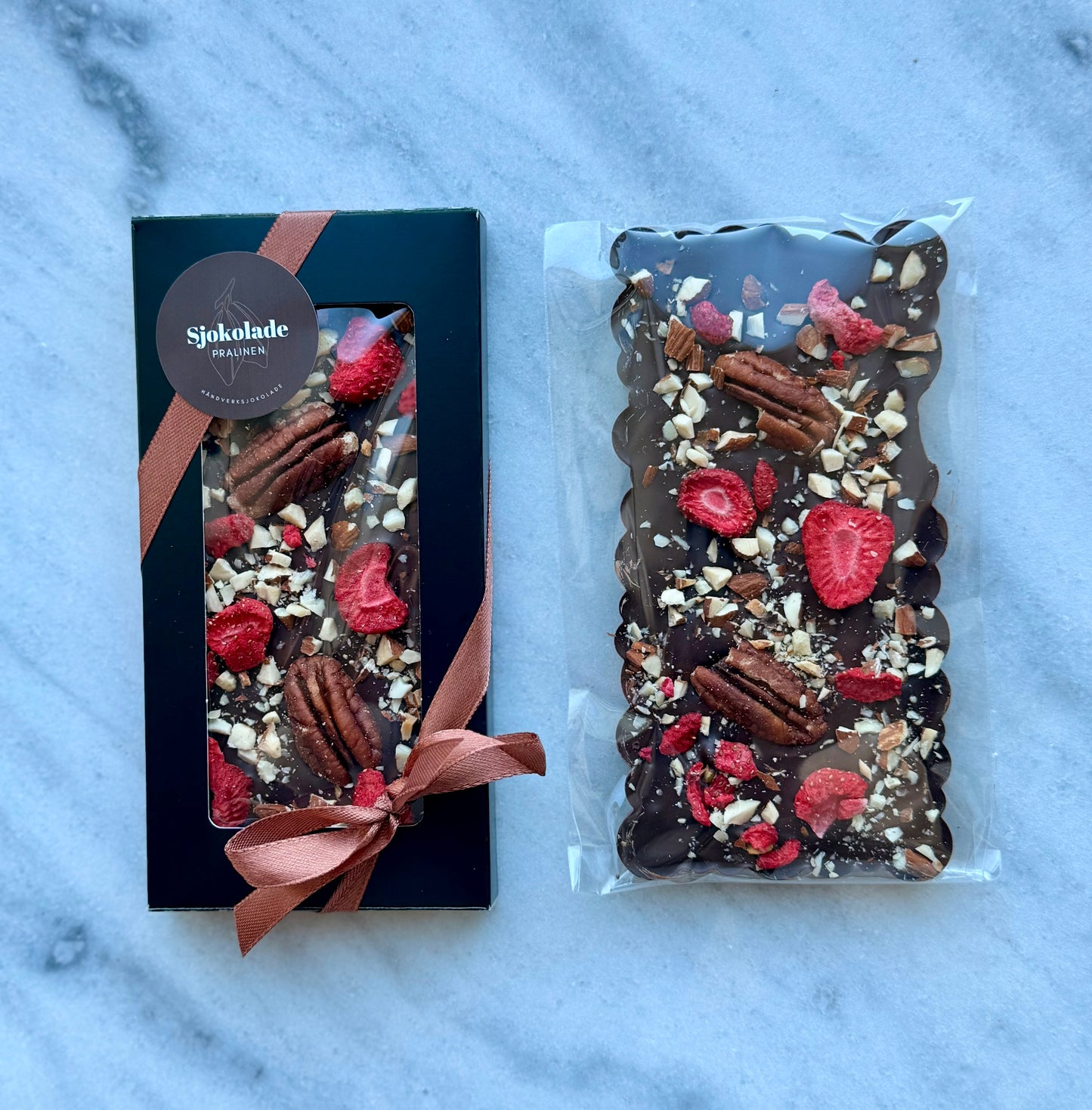 Mørksjokolade med pekan, jordbær og mandel. Vegansk