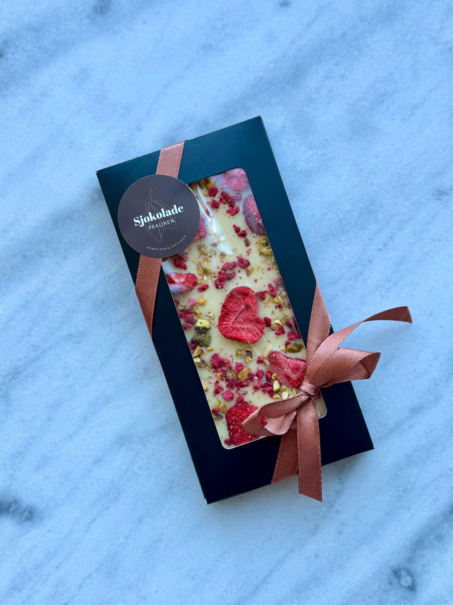 Hvitsjokolade med jordbær, bringebær og pistasjnøtter