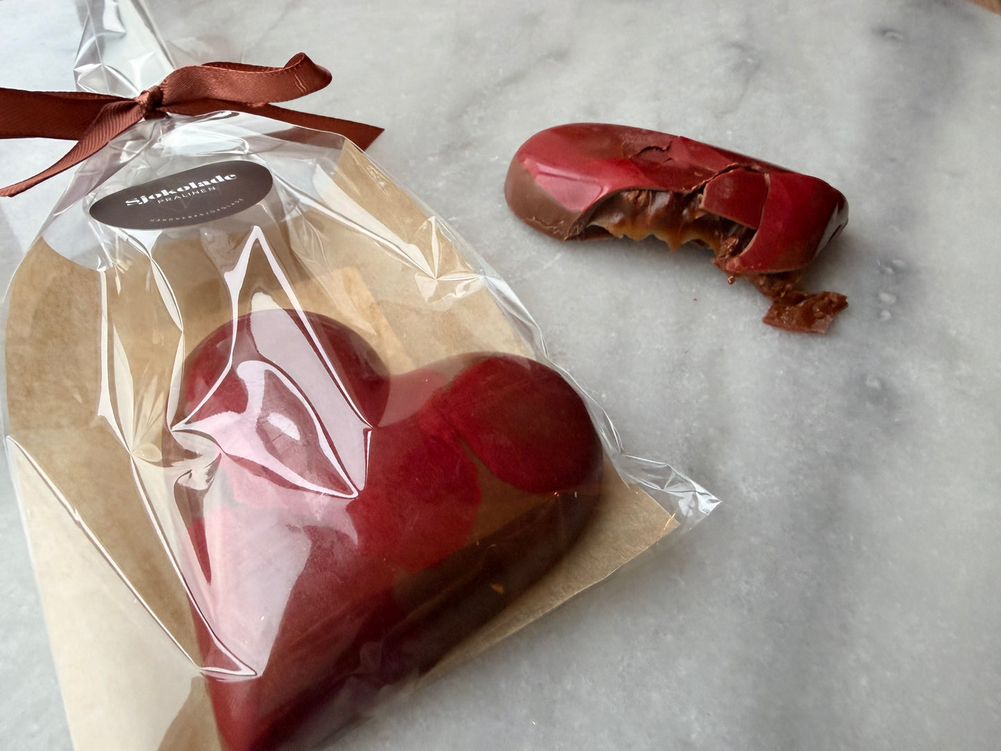 Melkesjokolade med saltkaramell og nøttekrønsj