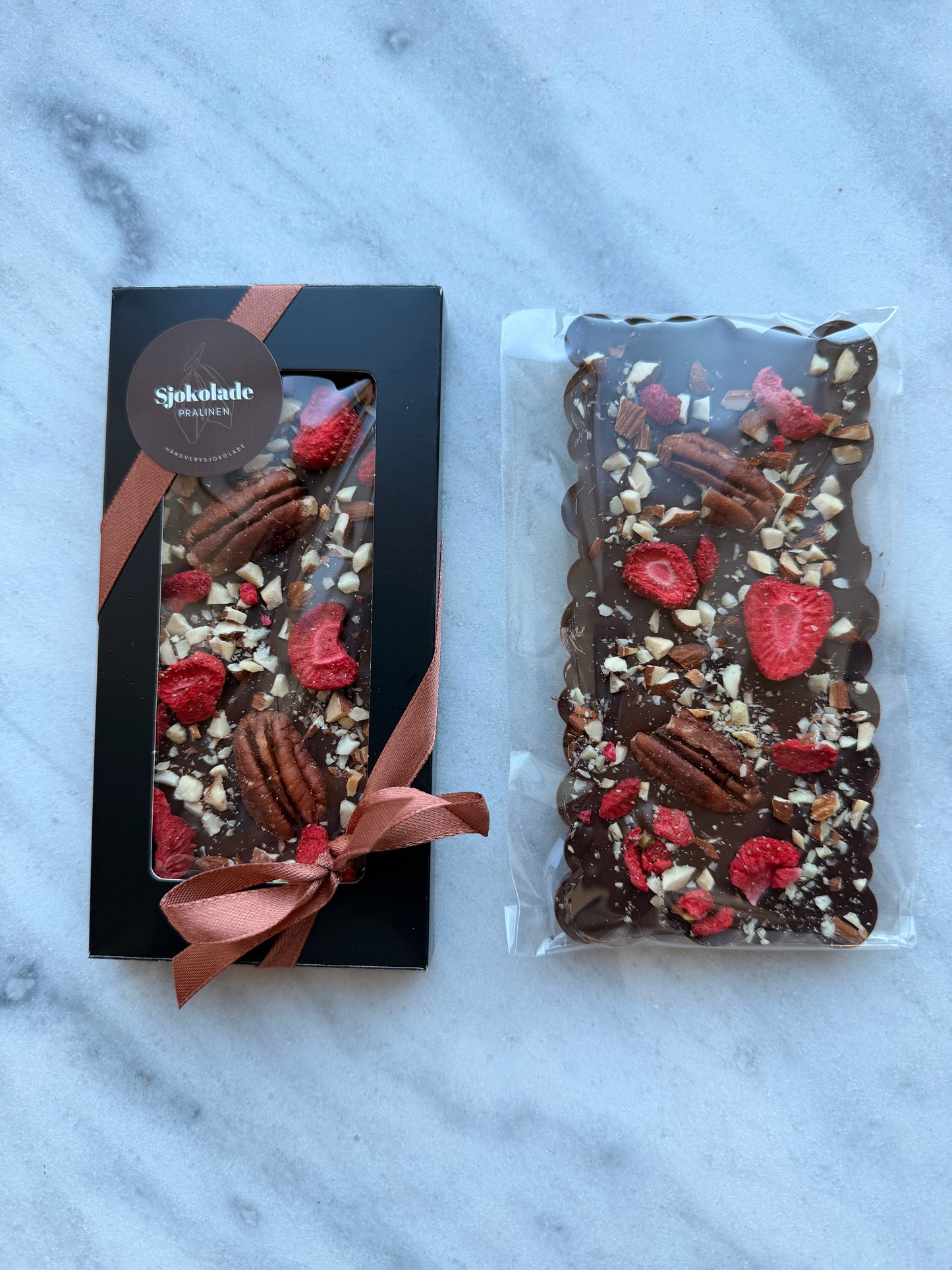 Mørksjokolade med pekan, jordbær og mandel. Vegansk