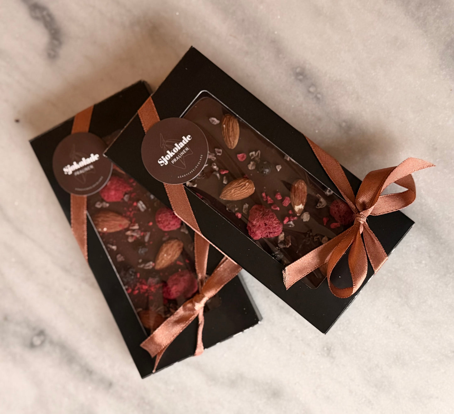 Mørksjokolade med bringebær og blåbær