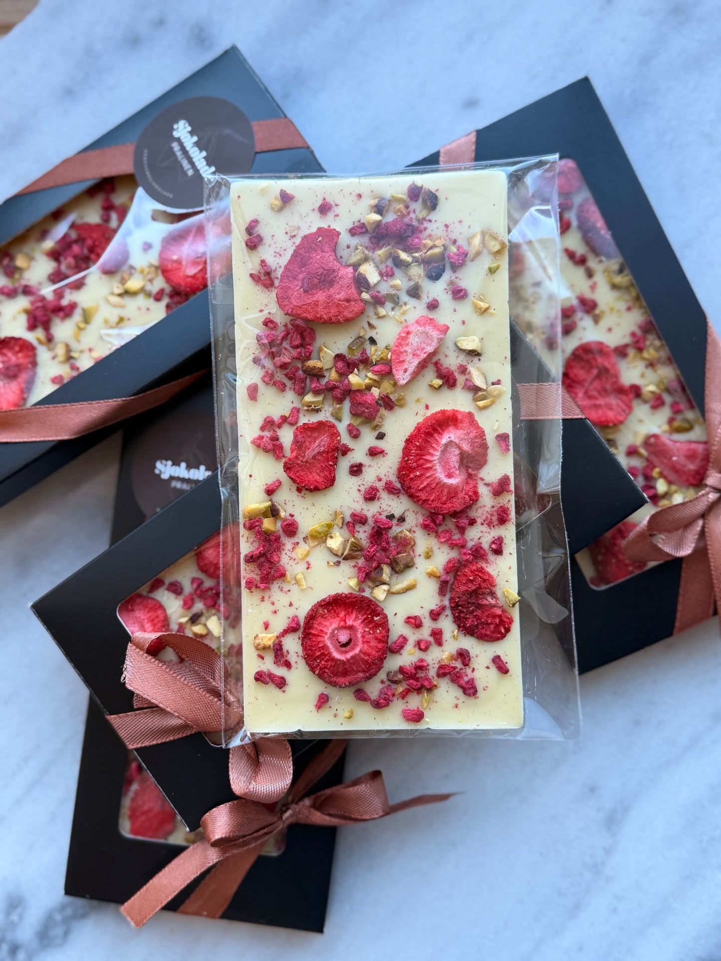 Hvitsjokolade med jordbær, bringebær og pistasjnøtter