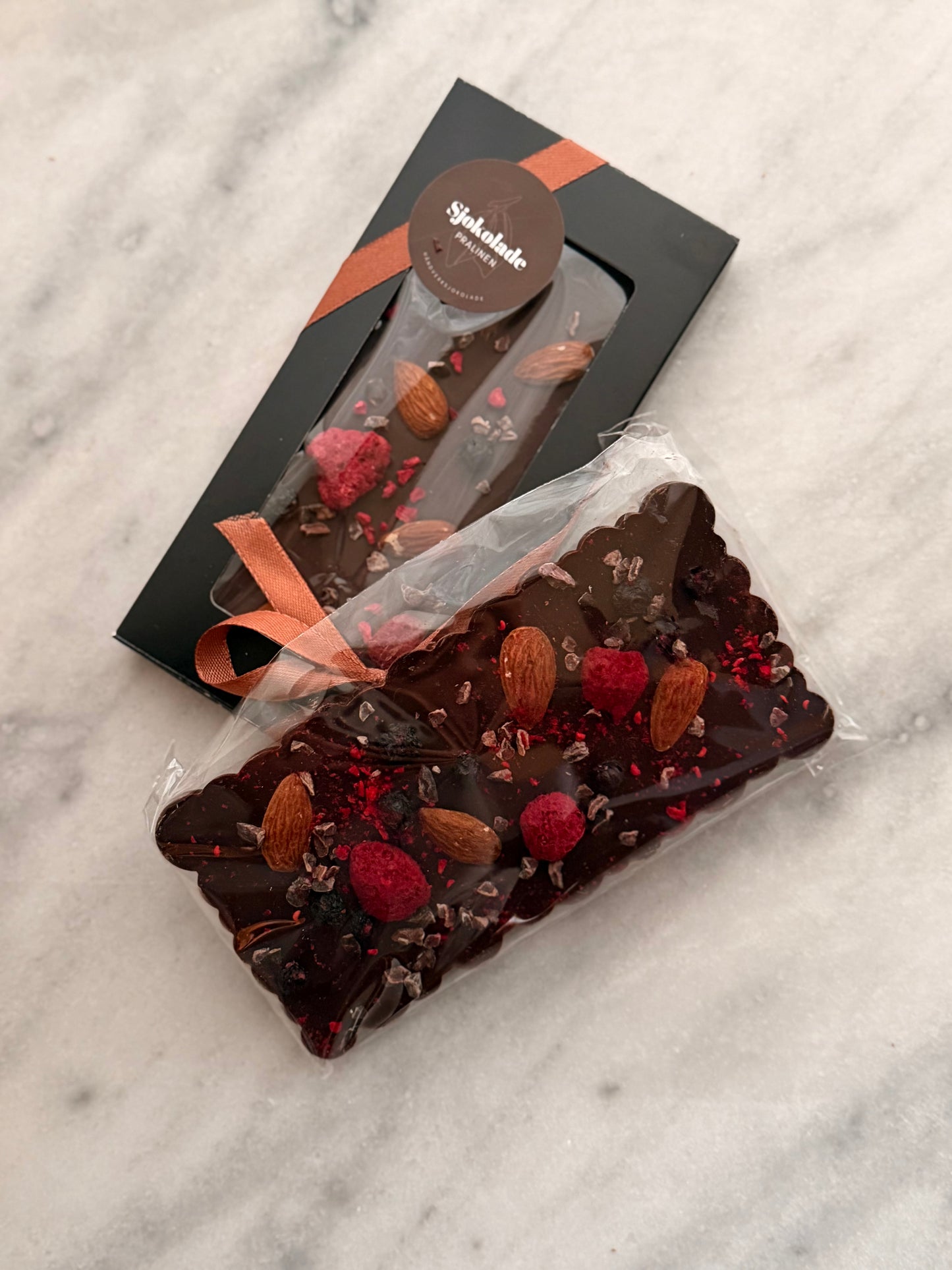 Mørksjokolade med bringebær og blåbær