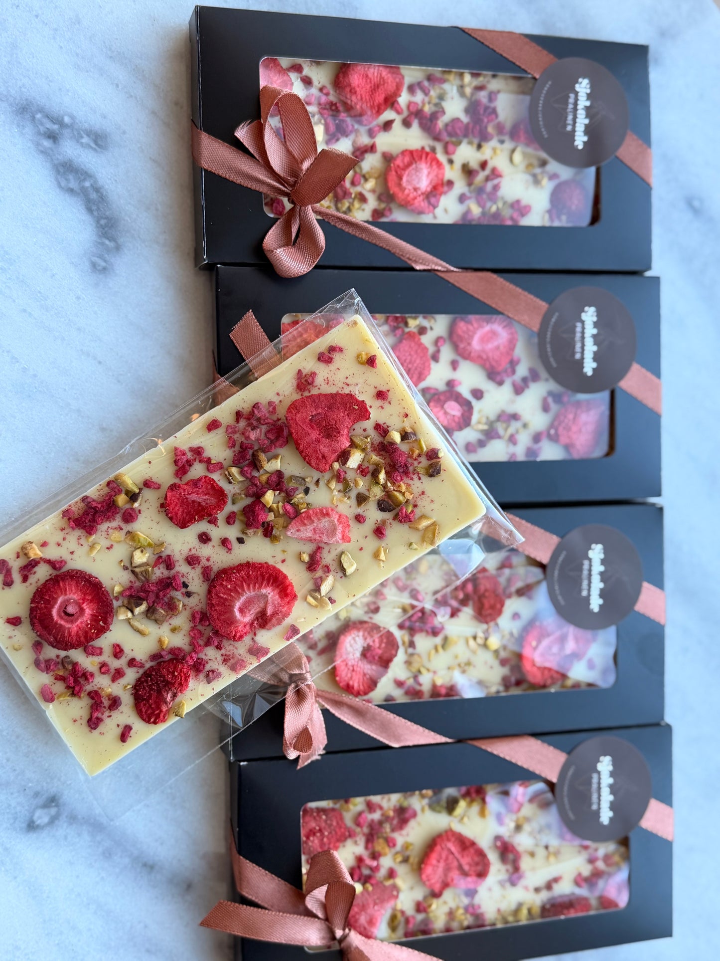 Hvitsjokolade med jordbær, bringebær og pistasjnøtter