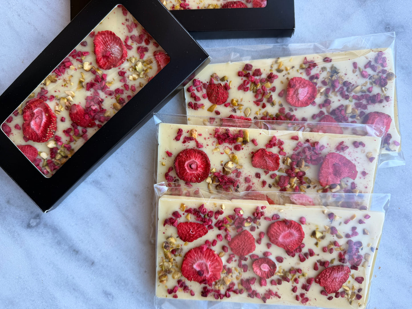 Hvitsjokolade med jordbær, bringebær og pistasjnøtter