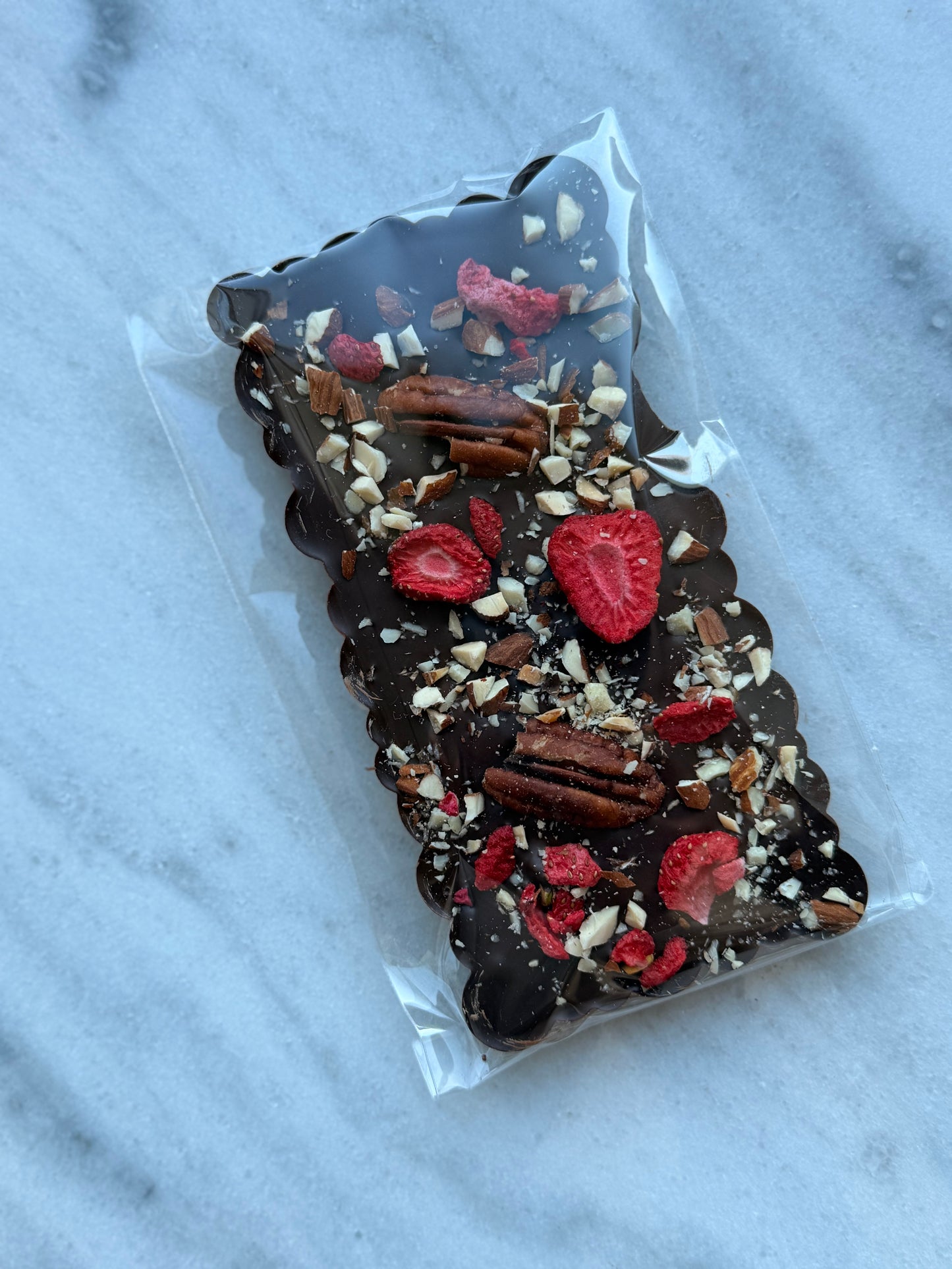 Mørksjokolade med pekan, jordbær og mandel. Vegansk