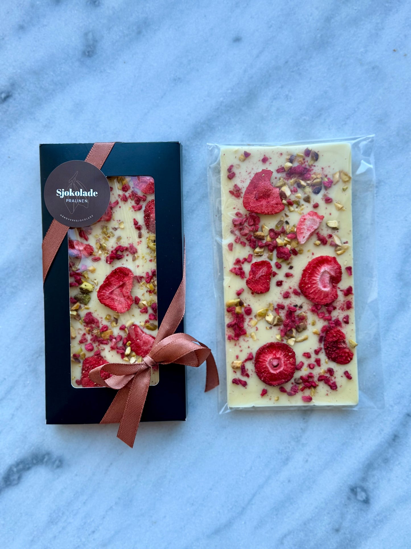 Hvitsjokolade med jordbær, bringebær og pistasjnøtter