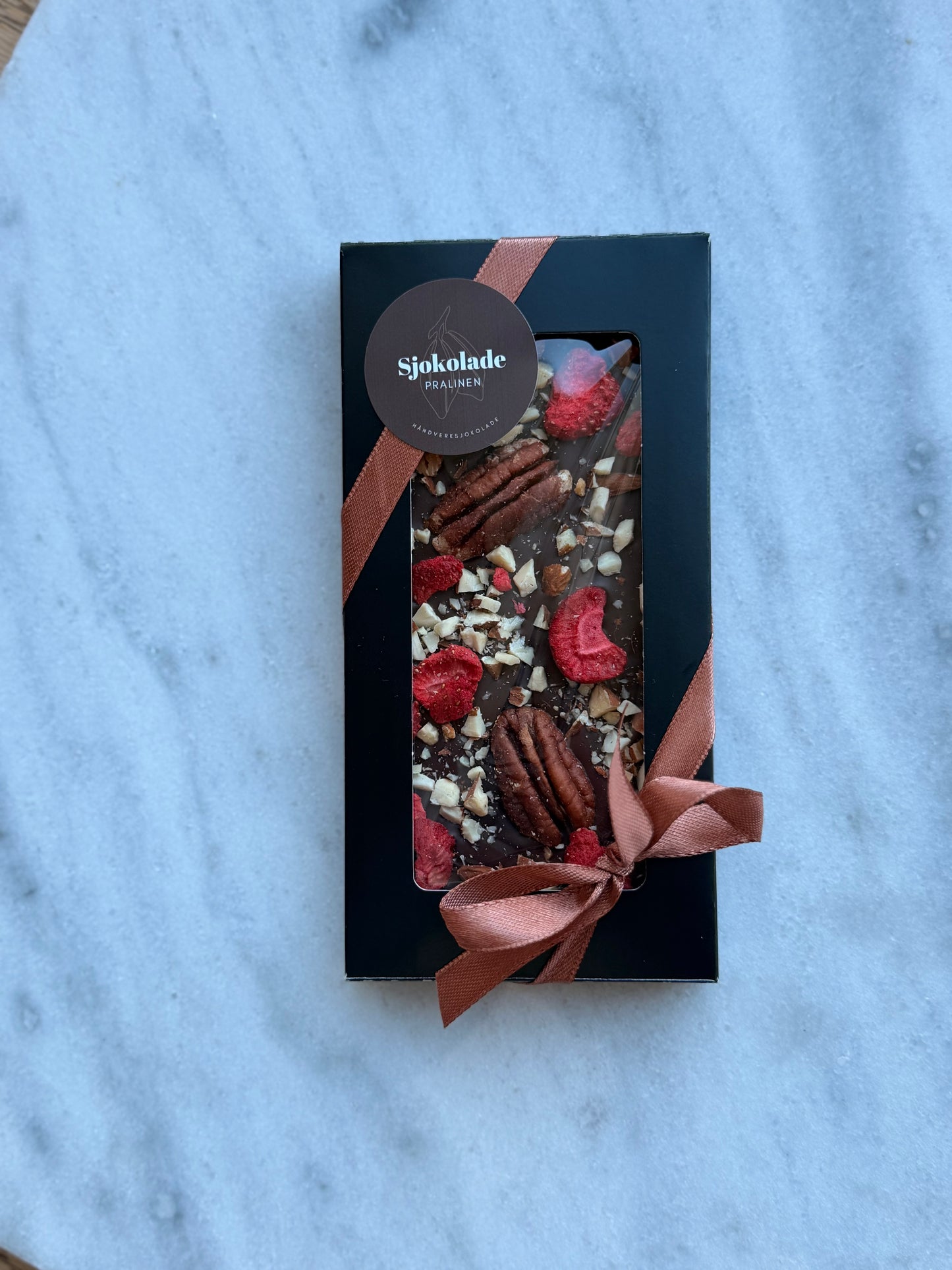 Mørksjokolade med pekan, jordbær og mandel. Vegansk