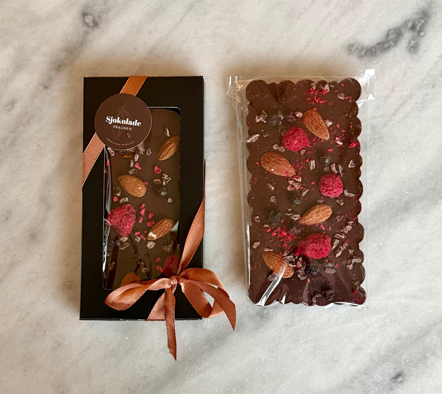 Mørksjokolade med bringebær og blåbær