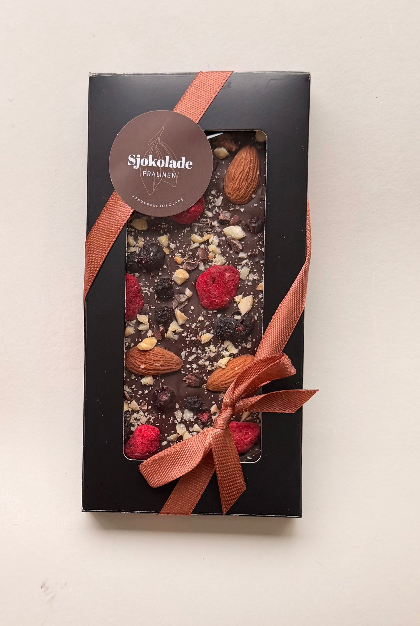 Mørksjokolade med bringebær og blåbær