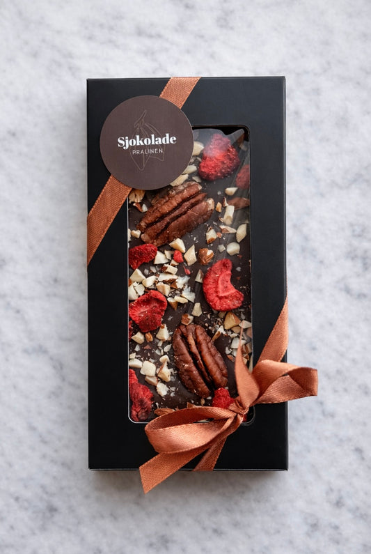 Mørksjokolade med pekan, jordbær og hasselnøtter. Vegansk