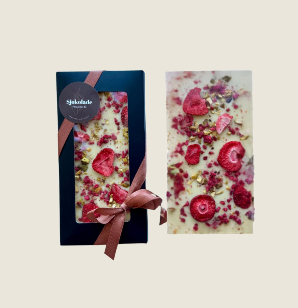 Hvitsjokolade med jordbær, bringebær og pistasjnøtter
