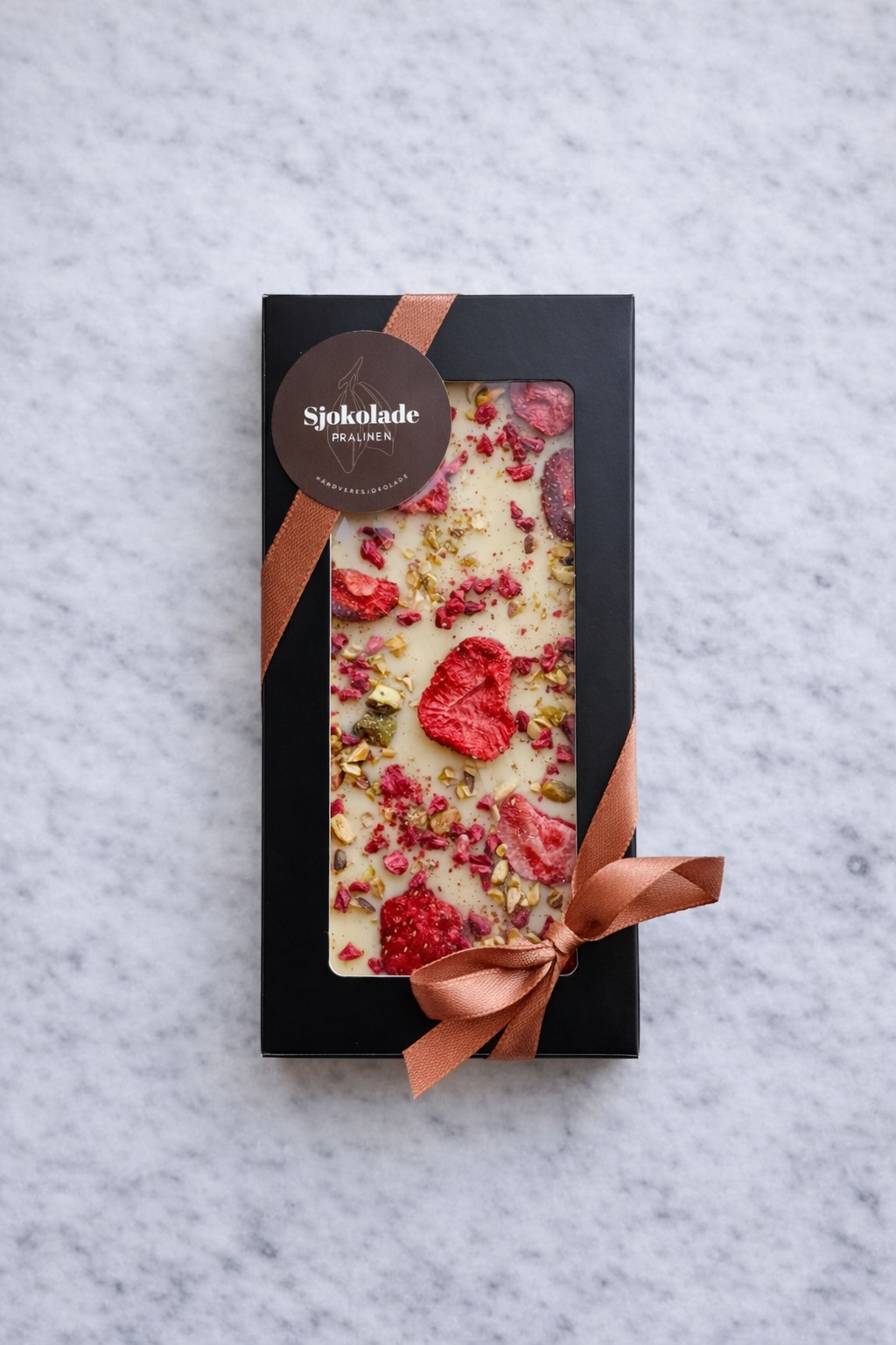 Hvitsjokolade med jordbær, bringebær og pistasjnøtter