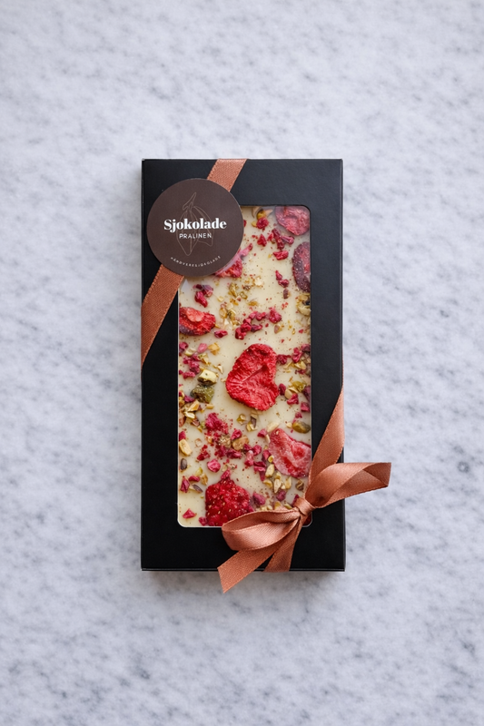 Hvitsjokolade med jordbær, bringebær og pistasjnøtter